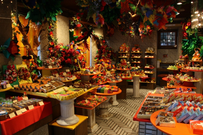 vitrine-LES MAYONS-min_candy_store_chocolate_shop_chocolate_switzerland-393515