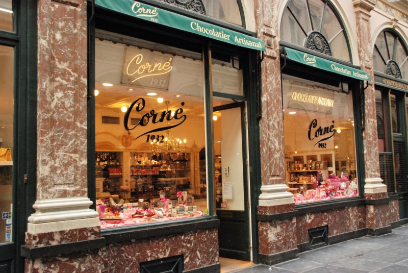 vitrine-LES MAYONS-min_chocolate_chocolaterie_shop_luxury_chic_gallery_brussels_belgium-558146